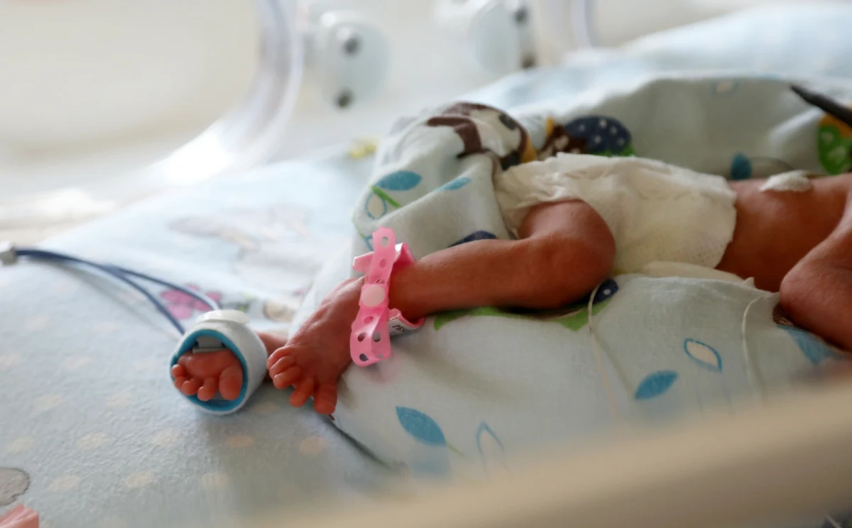 Prezydent Andrzej Duda podpisał nowelizację Kodeksu pracy, która wydłuża urlop macierzyński rodzicom wcześniaków i dzieci wymagających hospitalizacji po urodzeniu.