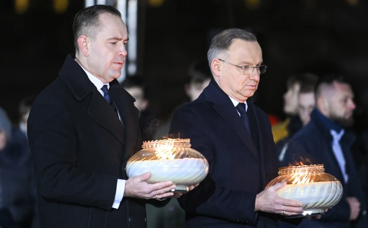 "43. rocznica wprowadzenia w Polsce stanu wojennego, 43. rocznica otwartej wojny, którą komunistyczny reżim na czele z generałem Jaruzelskim wydał polskiemu społeczeństwu, 43. rocznica narodowej zdrady" - mówił Andrzej Duda podczas przemówienia na placu Piłsudskiego w Warszawie, pod krzyżem papieskim. Prezydent, wraz z prezesem Instytutu Pamięci Narodowej Karolem Nawrockim uczestniczył w uroczystości "Ofiarom stanu wojennego. Zapal Światło Wolności".