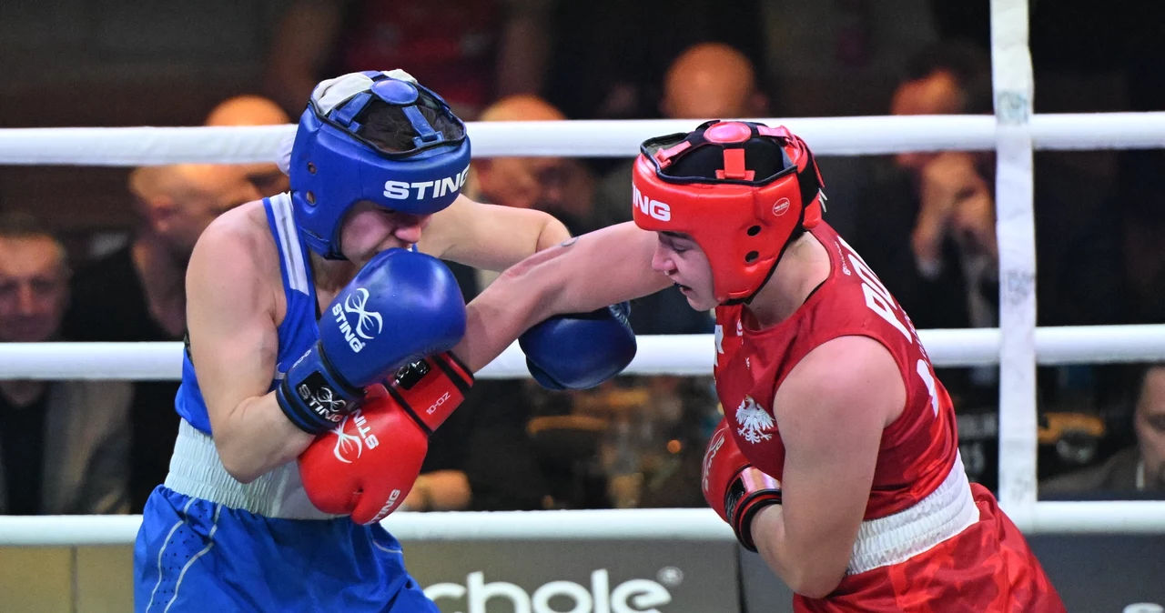 Julia Szeremeta (z lewej) i Lena Marie Buechner z Niemiec w pojedynku kategorii do 57 kg podczas gali PZB Suzuki Boxing Night