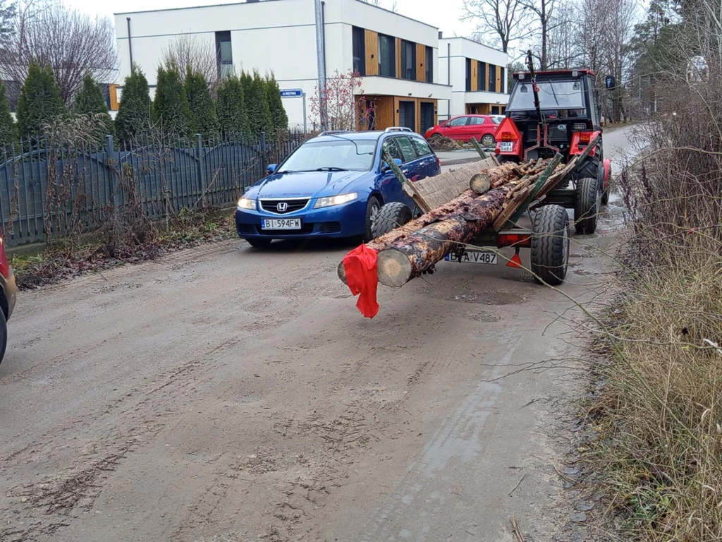 Niemały odsetek ulic w Grabówce nie ma asfaltu czy chodników. Niekiedy trudno się wyminąć