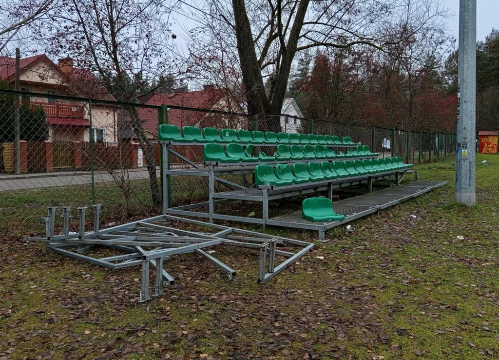 Trybuna została częściowo zdemontowana. Być może rozkręcona zostałaby cała, gdyby nie interwencja radnych