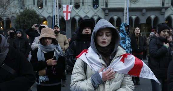 Kolegium elektorów, składające się z 300 członków, wybierze w sobotę prezydenta Gruzji. Jedynym kandydatem, wysuniętym przez partię rządzącą Gruzińskie Marzenie (GM), jest polityk i były piłkarz Micheil Kawelaszwili. Wybór wywołał ostrą krytykę ze strony opozycji oraz urzędującej prezydentki. Od 28 listopada w całej Gruzji trwają antyrządowe protesty. Gruzini sprzeciwiają się m.in. polityce, która oddala kraj od Unii Europejskiej. Wydarzenia w Tbilisi śledzi specjalny wysłannik RMF FM Mateusz Chłystun.