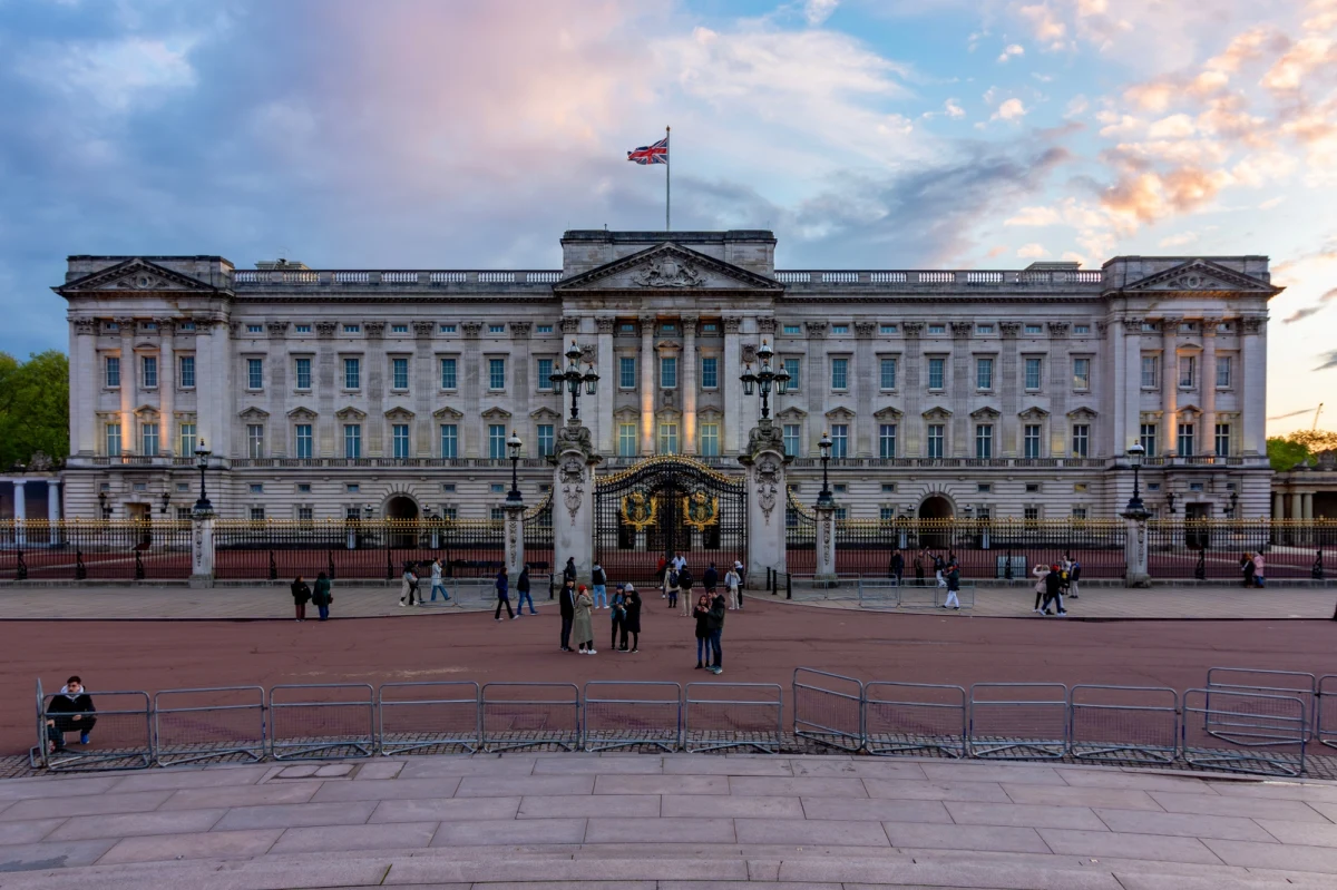 Jedna z osób pracujących w Pałacu Buckingham została aresztowana po hucznej imprezie bożonarodzeniowej w centrum Londynu. Teraz królewska rezydencja zapowiedziała wszczęcie dochodzenia w tej sprawie i wyciągnięcie konsekwencji.