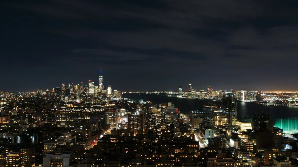 Od miesiąca coś lata i świeci nocą nad New Jersey w Stanach Zjednoczonych. Sprawę można by zignorować i wrzucić do szuflady "drony hobbystów", ale pod naciskiem opinii publicznej, polityków i mediów, wydarzenia nabrały sporej dynamiki. W kwestii dużych, świecących obiektów latających nad miastem wypowiedziało się FBI, a także Biały Dom.