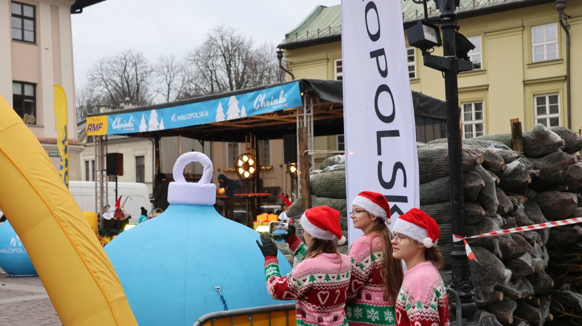 W sobotę - już po raz ostatni w tym roku - rozdaliśmy kilkaset bożonarodzeniowych drzewek. Wszystko w ramach akcji "Choinki pod choinkę od RMF FM i Małopolski". Podczas finału nasz żółto-niebieski konwój zawitał do Krakowa.