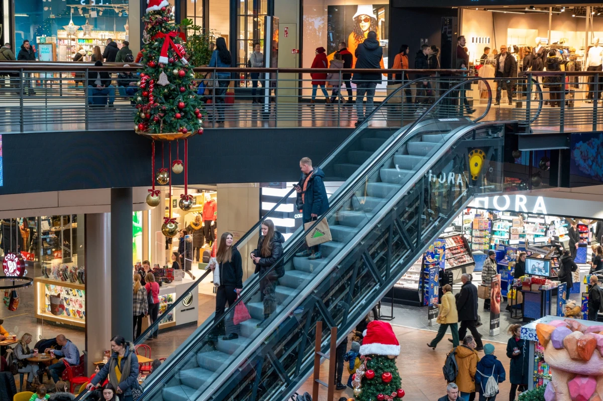 Zarówno w najbliższą niedzielę 15 grudnia jak i następną, 22 grudnia, sklepy będą otwarte. Na podpis prezydenta czeka ustawa przewidująca, że od przyszłego roku trzy niedziele poprzedzające Wigilię będą handlowe.
