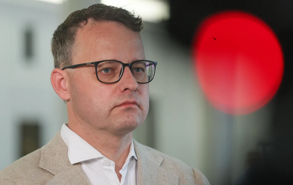 W sprawie byłego wiceministra sprawiedliwości trudno uwierzyć nie tylko w to, że jako poseł od kilku dni z rozmysłem ukrywa się przed jej wymiarem. Dzięki kalendarium wydarzeń z niedowierzaniem stwierdzamy też, że oczywista dla większości z obserwatorów sprawa trwa już niemal rok - i nadal niewiele z tego wynika poza kłopotami.