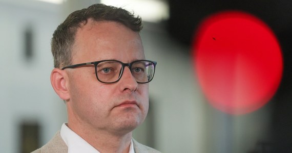 W sprawie byłego wiceministra sprawiedliwości trudno uwierzyć nie tylko w to, że jako poseł od kilku dni z rozmysłem ukrywa się przed jej wymiarem. Dzięki kalendarium wydarzeń z niedowierzaniem stwierdzamy też, że oczywista dla większości z obserwatorów sprawa trwa już niemal rok - i nadal niewiele z tego wynika poza kłopotami.