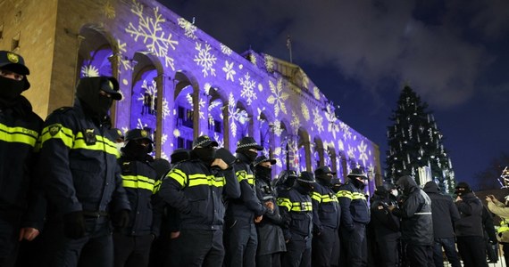 Władze Tbilisi odwołały zapowiedziane na sobotni wieczór zapalenie światełek na świątecznej choince stojącej przed parlamentem, w miejscu, gdzie odbywał się kolejny antyrządowy protest. "Nie powiodła się prowokacja władz wobec demonstrantów" - oceniła popierająca ich dotychczasowa prezydent Gruzji Salome Zurabiszwili. Liderzy czterech gruzińskich partii opozycyjnych napisali list do szefowej unijnej dyplomacji Kai Kallas i szefów MSZ państw UE. "Gruzja stoi w obliczu bezprecedensowego kryzysu politycznego" - ostrzegli. 