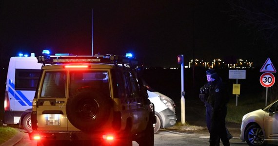 Według francuskich mediów pięć osób zginęło w strzelaninach na północy Francji, w tym w pobliżu obozu dla migrantów. Policja przekazała, że  na komisariat zgłosił się młody mężczyzna, który przyznał się do winy.