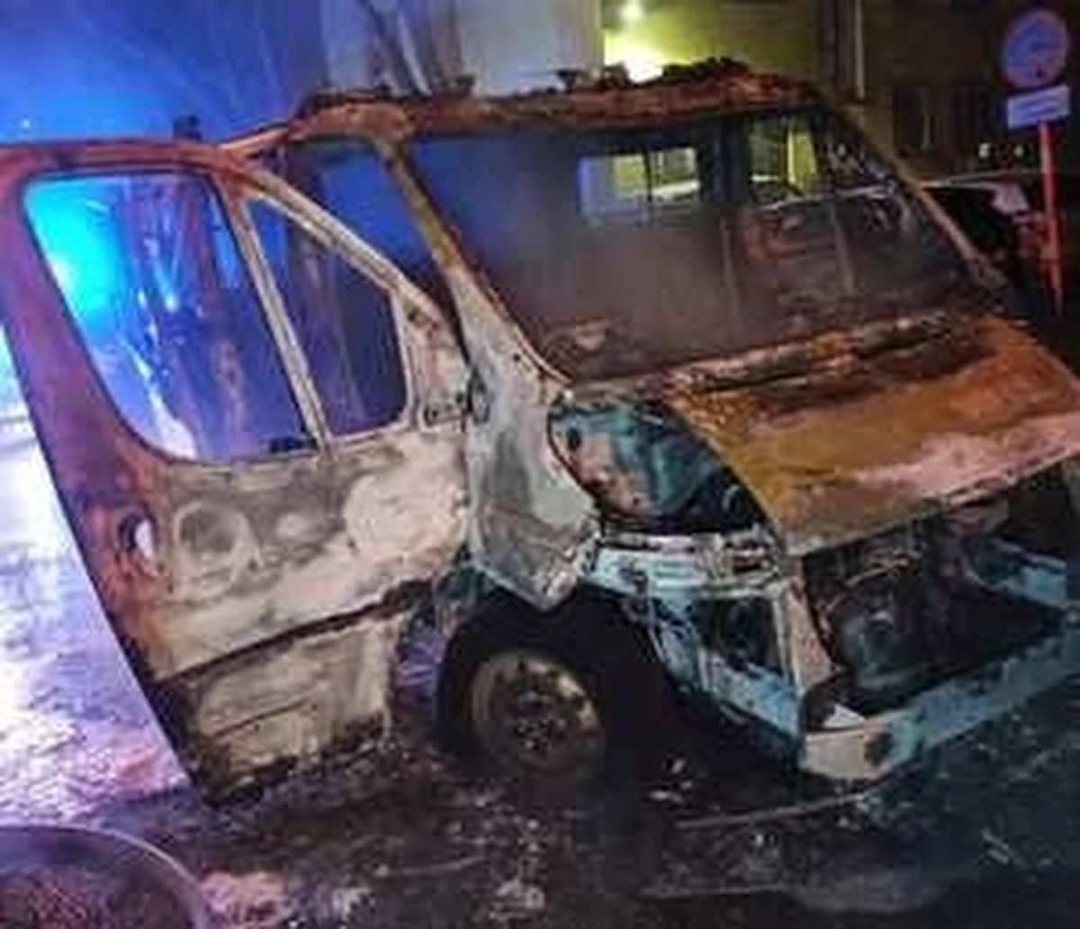 Policjanci zatrzymali mężczyznę, który prawdopodobnie podpalił radiowóz w czasie, kiedy oni interweniowali w mieszkaniu. Do bloku, w którym sprawca się ukrył, funkcjonariuszy doprowadził policyjny pies.