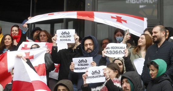 To już 18 dzień masowych protestów antyrządowych w Gruzji. Na ulice w niedzielę wyjdą przedstawiciele środowisk naukowych, sportowych, pracownicy branży IT i inni, którzy domagają się powrotu kraju na ścieżkę prowadzącą do połączenia z Unią Europejską.