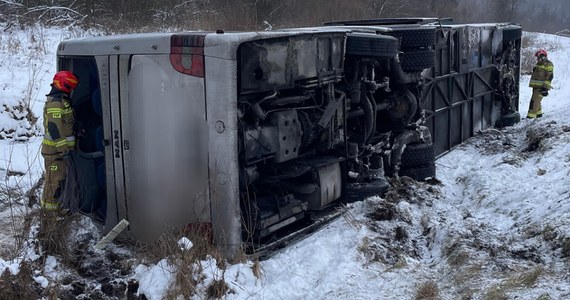 Do wypadku doszło na drodze wojewódzkiej nr 897 między Ustrzykami Górnymi a miejscowością Wołosate. Według informacji reportera RMF FM, autobusem podróżowało 50 osób.