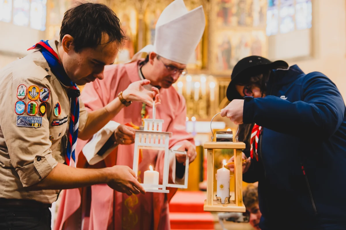 Związek Harcerstwa Polskiego (ZHP) odebrał dziś od słowackich skautów Betlejemskie Światło Pokoju. Tym razem płomień nie został zabrany z Groty Narodzenia w Betlejem, a z Christkindl w Górnej Austrii. Powodem jest niebezpieczna sytuacja w Izraelu. 