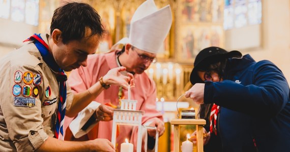 Związek Harcerstwa Polskiego (ZHP) odebrał dziś od słowackich skautów Betlejemskie Światło Pokoju. Tym razem płomień nie został zabrany z Groty Narodzenia w Betlejem, a z Christkindl w Górnej Austrii. Powodem jest niebezpieczna sytuacja w Izraelu. 