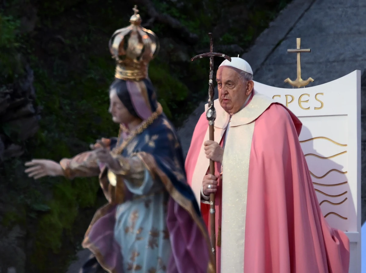 Papież, składający wizytę na Korsyce, na placu Austerlitz w Ajaccio odprawił mszę z udziałem ponad 7 tys. osób. Franciszek, który jako pierwszy papież w historii przybył na tę francuską wyspę, w homilii mówił o wojnach i zniszczeniach, które "ciemiężą narody".