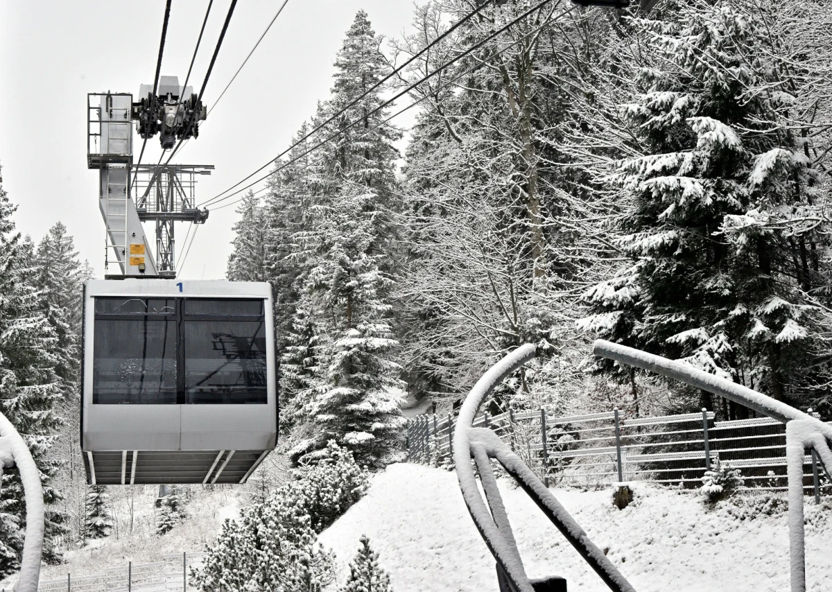 W Tatrach od poniedziałku obowiązuje drugi stopień zagrożenia lawinowego. Szczególnie niebezpieczny jest śnieg nagromadzony w żlebach i depresjach - ostrzegają ratownicy Tatrzańskiego Ochotniczego Pogotowia Ratunkowego.