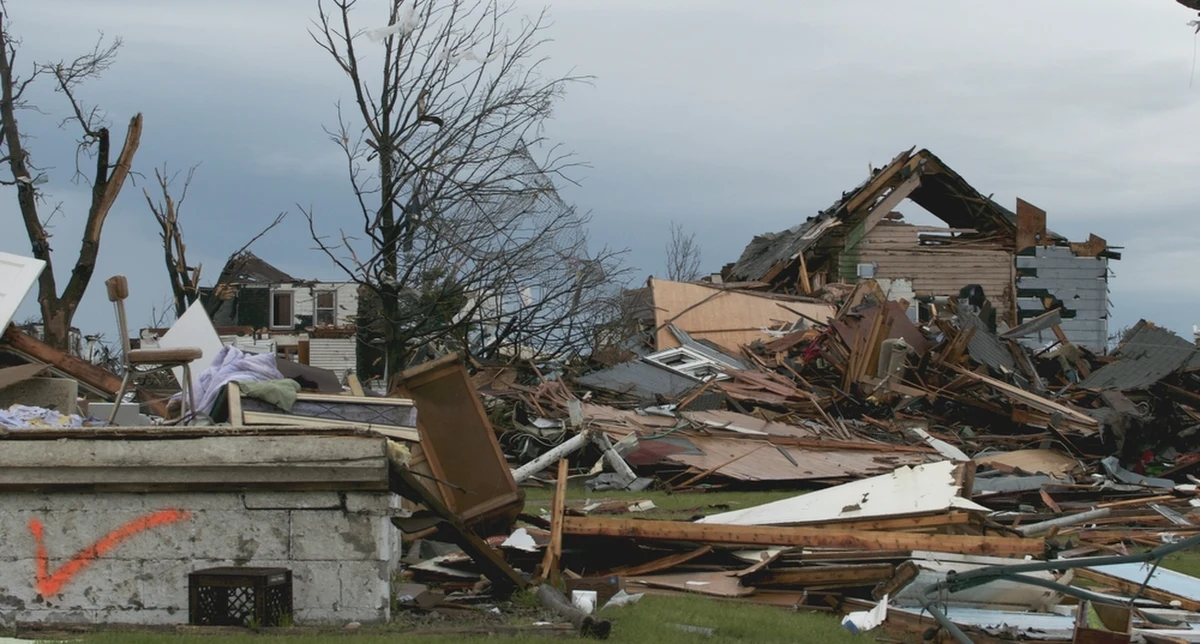​W środkową Kalifornię uderzyło tornado, które porywało pojazdy, powaliło drzewa i słupy energetyczne. Rannych zostało kilka osób. Mało tego - po raz pierwszy w historii wydano ostrzeżenie przed tornadem w San Francisco.