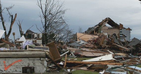 ​W środkową Kalifornię uderzyło tornado, które porywało pojazdy, powaliło drzewa i słupy energetyczne. Rannych zostało kilka osób. Mało tego - po raz pierwszy w historii wydano ostrzeżenie przed tornadem w San Francisco.