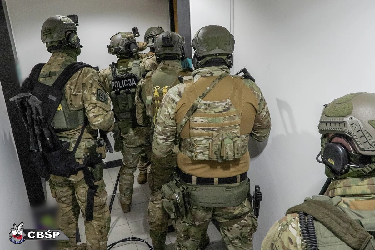 Od dłuższego czasu, w biały dzień, w ogóle się z tym nie kryjąc, na przemyskim rynku sprzedawali narkotyki. Funkcjonariusze CBŚP rozbili grupę przestępczą, trudniącą się tym procederem. Zatrzymano dwie osoby.