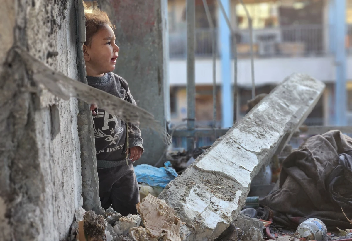 Siły zbrojne Izraela przeprowadziły kolejne ataki w Strefie Gazy, zabijając "dziesiątki osób", w tym dziennikarza Al-Dżaziry i ratowników medycznych - poinformował Reuters.