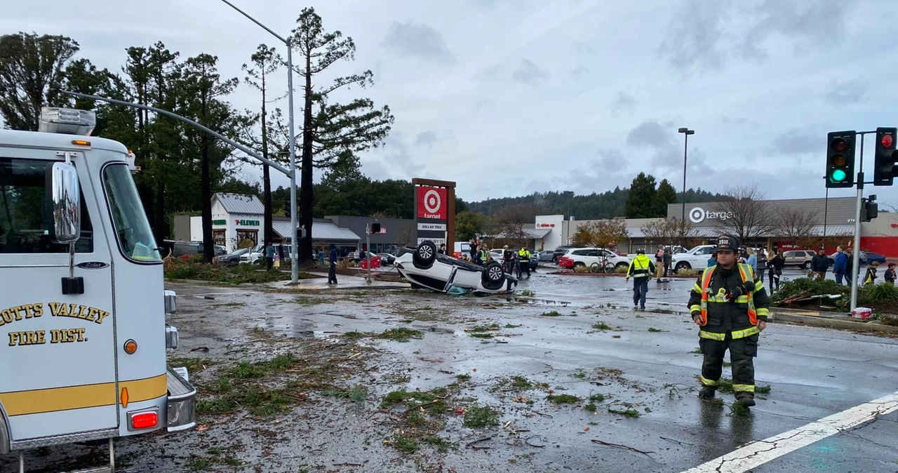 Skutki niszczycielskiego tornada w Scotts Valley w Kalifornii