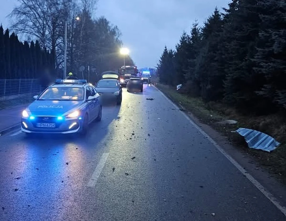 Tragiczny wypadek w miejscowości Błotnik niedaleko Gdańska. Nie żyje 23-letnia kobieta, którą potrąciły dwa auta.