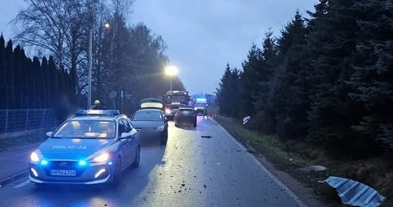 Tragiczny wypadek w miejscowości Błotnik niedaleko Gdańska. Nie żyje 23-letnia kobieta, którą potrąciły dwa auta.