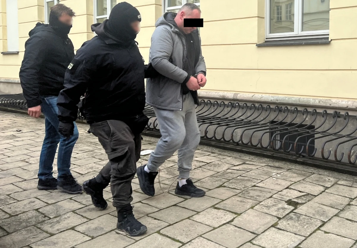 Po ponad 24 latach policjanci stołecznego Archiwum X rozwiązali sprawę zgwałcenia i zabójstwa dwóch nastolatek z podwarszawskiego Radzymina. Zatrzymali dwóch mężczyzn, a trzeci z podejrzanych odsiaduje karę więzienia za podobne przestępstwa.