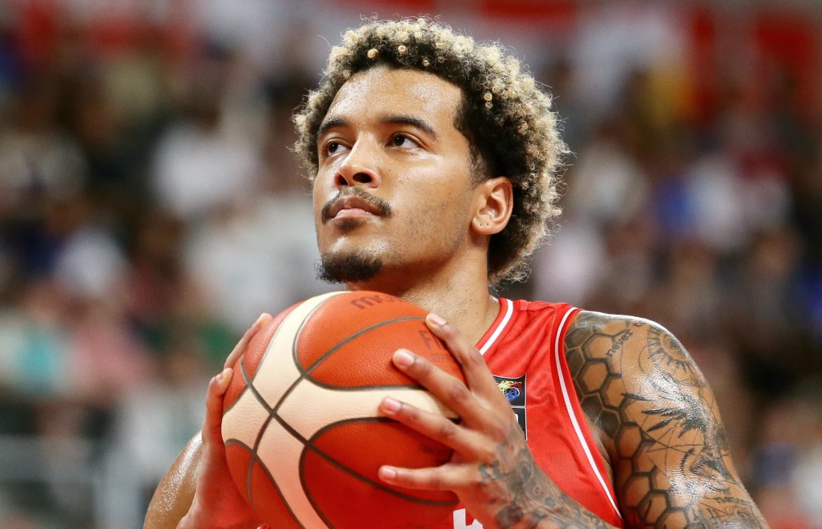 Jeremy Sochan zdobył 17 punktów i zaliczył 15 zbiórek w meczu San Antonio Spurs z Minnesota Timberwolves, ale jego zespół przegrał u siebie 92:106 w koszykarskiej lidze NBA. Słoweniec Luka Doncić uzyskał z kolei 45 punktów i triple-double w spotkaniu Dallas Mavericks z Golden State Warriors (143:133).