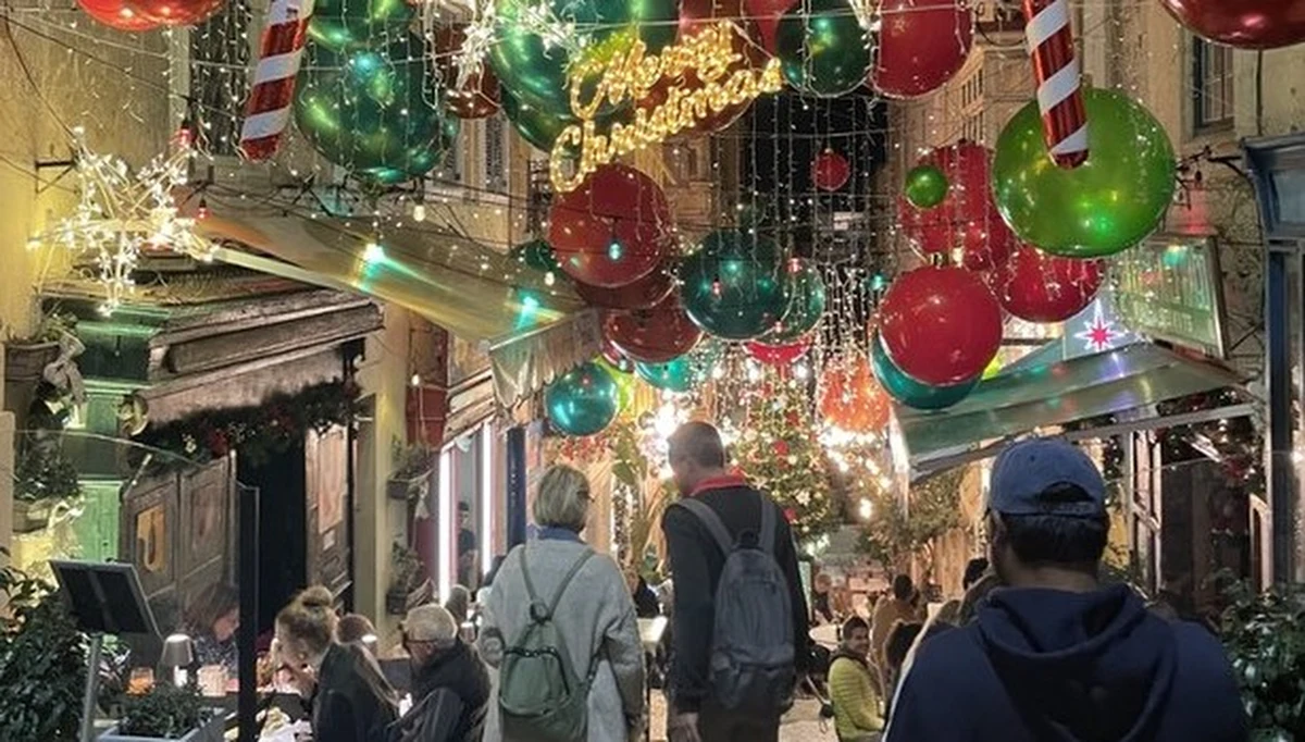 Blisko 40 połączeń tygodniowo oferowanych przez linie lotnicze powoduje, że jedno z najmniejszych państw Europy stało się bardzo popularnym kierunkiem polskich turystów. Malta kusi wysoką jak na tę porę roku temperaturą. Mimo ciepła świąteczną atmosferę można poczuć na każdym kroku. O grudniowych atrakcjach i tradycjach opowiedzieli naszemu reporterowi Karolina Miller i Piotr Andruszko, autorzy bloga podróżniczego "Rude i Czarne", którzy od blisko ośmiu lat mieszkają na Malcie.