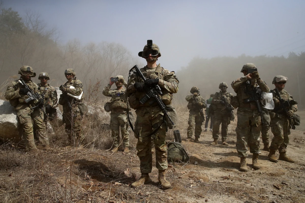 Wojska Korei Płn. tylko w sobotę i niedzielę straciły co najmniej 30 żołnierzy. To zabici lub ranni w atakach w obwodzie kurskim na zachodzie Rosji - poinformowała w poniedziałek służba prasowa ukraińskiego wywiadu wojskowego (HUR). W obwodzie kurskim są od sierpnia wojska ukraińskie.