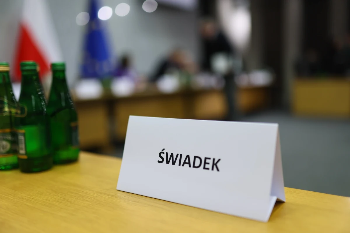 Były wiceszef CBA Grzegorz Ocieczek nie stawił się na poniedziałkowym posiedzeniu komisji śledczej ds. Pegasusa. Do godz. 9:00 komisja nie otrzymała usprawiedliwienia jego nieobecności. Komisja zadecydowała o wezwaniu na świadka obecnego prezesa Trybunału Konstytucyjnego Bogdana Święczkowskiego.