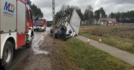 Od północy do 12 w południe straż pożarna w całej Polsce odnotowała ponad dwa tysiące interwencji. Wszystko z powodu bardzo silnego wiatru, który do Europy przyniósł ze sobą cyklon Ziva. Liczba strażackich interwencji cały czas rośnie. W wyniku wichur w Kobylinie został kobieta. Na samochód, którym jechała, spadło drzewo. Do zdarzenia doszło w Kobylinie w woj. warmińsko-mazurskim.