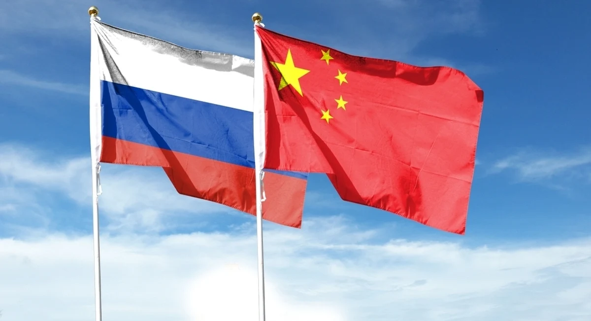 Unia Europejska przyjęła formalnie 15. pakiet sankcji wobec Rosji. Na tzw. czarną listę wpisane zostały kolejne osoby i firmy (w tym z Chin), które ułatwiały Rosji obchodzenie unijnych restrykcji i współpracowały przy budowie wojskowych dronów używanych w wojnie przeciwko Ukrainie. Sankcjami objęto także 52 rosyjskie statki z tzw. floty cieni, która omija unijne restrykcje na ropę naftową.