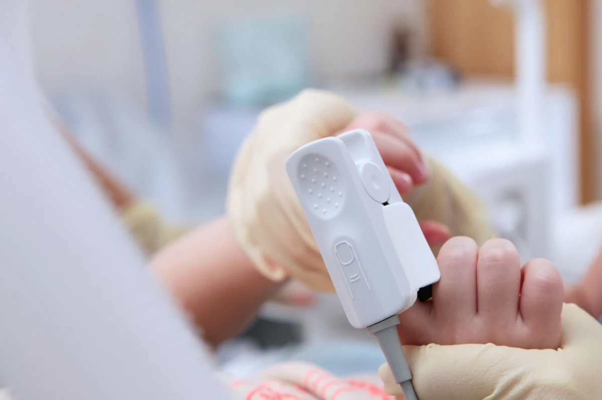 Do szpitala w Zielonej Górze trafiła skrajnie wygłodzona trzyletnia dziewczynka. Jej stan jest bardzo ciężki. Dziecko waży zaledwie 8 kilogramów.