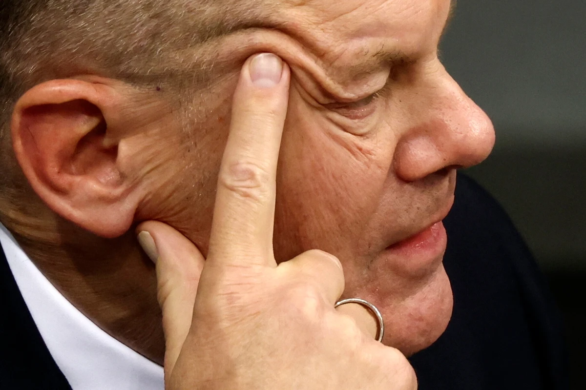 Bundestag w poniedziałek odmówił udzielenia wotum zaufania kanclerzowi Niemiec Olafowi Scholzowi. Następstwem decyzji, zgodnym z intencją szefa rządu, jest otworzenie drogi do przedterminowych wyborów parlamentarnych w lutym 2025 r.