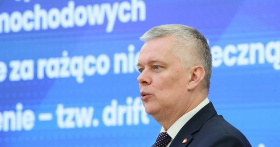 Śmierć 27-latka, który zmarł w maju w Inowrocławiu po interwencji policjantów, nie miała prawa się wydarzyć – powiedział minister spraw wewnętrznych i administracji Tomasz Siemoniak. Dodał, że w tej sprawie nikt nikogo nie krył, a byli policjanci są w areszcie.