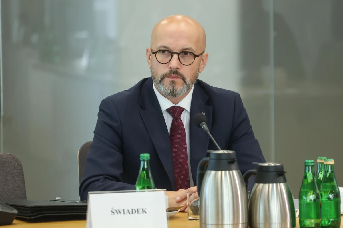 Były szef CBA Andrzej Stróżny nie stawił się w poniedziałek na posiedzeniu komisji śledczej ds. Pegasusa. Będzie wniosek do sądu o ukaranie go za niestawiennictwo. Zdaniem wiceszefa tego gremium Marcina Bosackiego (KO), komisja nie może prawidłowo spełnić swojej funkcji bez uzyskania wiedzy od Stróżnego.