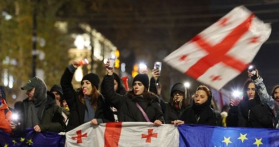 Szef polskiego MSZ Radosław Sikorski powiedział w poniedziałek w Brukseli, że Węgry i Słowacja zablokowały nałożenie unijnych sankcji na gruzińskie władze, ale wiele państw członkowskich zapowiedziało wprowadzenie sankcji narodowych. "Polska jeszcze nie podjęła decyzji" - przyznał.