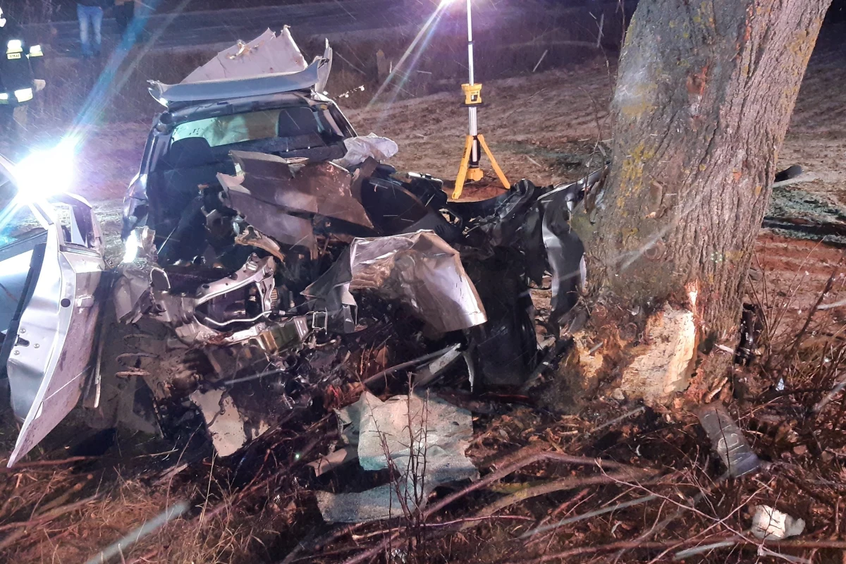 Policja i prokuratura poszukują świadków wypadku koło Nowowoli (woj. podlaskie), w którym zginęło trzech nastolatków, a czwarty został ciężko ranny. W sobotę w nocy auto prowadzone przez 19-latka wypadło z drogi i uderzyło w drzewo. Ofiary pochodziły z gminy Korycin. Jej wójt ogłosił trzydniową żałobę.