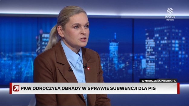 - Chcemy wygrać wybory prezydenckie - powiedziała minister edukacji narodowej Barbara Nowacka. - Wiemy, że to nie będzie łatwe. Chcemy je wygrać uczciwie - dodała. Polityk odniosła się do decyzji PKW ws. sprawozdania finansowego PiS i wyroku jednej z izb Sądu Najwyższego. - Musimy wygrać wybory, aby uporządkować system prawny - podkreśliła. - Chcemy wygrać wybory prezydenckie, dlatego Rafał Trzaskowski jest bardzo aktywny - powiedziała minister edukacji narodowej Barbara Nowacka. - Wiemy, że to nie będzie łatwe. Chcemy je wygrać uczciwie - dodała. Polityk odniosła się do poniedziałkowego odroczenia przez Państwową Komisję Wyborczą decyzji ws. sprawozdania finansowego Prawa i Sprawiedliwości. Prezes PiS Jarosław Kaczyński przekazał, że to "bezprawna decyzja". - Ordynarnym złamaniem prawa jest to, co się wydarzyło nie raz w sądownictwie. Ta izba z Sądu Najwyższego orzeka we wszystkich skargach politycznych PiS - skomentowała Nowacka. - Tym bardziej musimy wygrać wybory prezydenckie, aby uporządkować system prawny. Osobą, która to rozumie jest Rafał Trzaskowski - podkreśliła. Nowacka odniosła się do komentarza Andrzeja Dudy nt. decyzji PKW. - Postkomunistyczna hydra, która broni i podkarmia pozostałości komunistycznych łże-elit w Polsce, dzisiaj dała po raz kolejny głos, jak rozumiem, w PKW - powiedział prezydent. - Ciężko odnosić się do takiego języka - skomentowała minister. - Oczekuję od głowy państwa wyższych standardów - zaznaczyła. Jak dodała, to PiS wpadł na pomysł, aby w PKW byli politycy. - A teraz jest wielkie oburzenie. Będziemy teraz tkwili w klinczu - powiedziała.