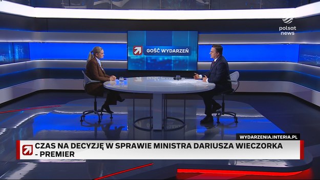 Prowadzący Bogdan Rymanowski zapytał gościa o sprawę dotycząca ujawnienia danych sygnalistki z Uniwersytetu Szczecińskiego przez ministra nauki Dariusza Wieczorka. W tej sprawie w poniedziałek wieczorem odbyło się spotkanie premiera Donalda Tuska z przewodniczącym Nowej Lewicy Włodzimierzem Czarzastym. - Nie wiem, jak przebiega spotkanie pana premiera Tuska z przewodniczącym Czarzastym - odpowiedziała minister. Nowacka została zapytana o ocenę zachowania ministra Dariusza Wieczorka. - Pozwoli pan, że nie odpowiem na to pytanie - odpowiedziała polityk, dodając że 8. punkt regulaminu pracy Rady Ministrów nakłada na ministrów obowiązek niewypowiadania się krytycznie w stosunku do innych ministrów. Nowacka dodała, że po to procedowano ustawę o sygnalistach, aby takie osoby były pod szczególną ochroną państwa. - Pozwolę sobie na milczenie - powtórzyła minister ponownie zagadniętą o ministra Wieczorka. - Podejrzewam, że pan premier ma decyzję w tej sprawie przemyślaną - dodała. Nowacka oceniła, że współpraca w rządzie nie zawsze jest łatwa. - Nie złamie nas nic, nawet personalne kłopoty tej czy innej partii - podkreśliła.