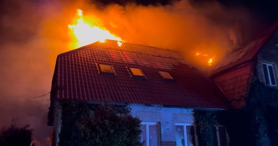 W poniedziałek wieczorem w wielkopolskich Komornikach (gm. Kleszczewo) doszło do pożaru budynku mieszkalnego. Ogniem zajął się dach i poddasze. Jeszcze przed przyjazdem strażaków, z płonącego domu ewakuowało się 12 osób.