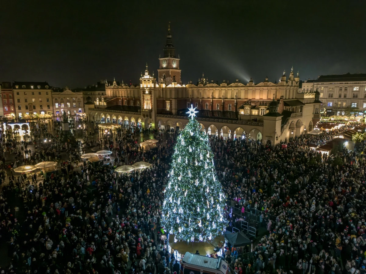 Kraków ma powód do dumy. Brytyjski portal timeout.com uznał choinkę z Rynku Głównego za najpiękniejszą na świecie. Wyprzedziła ona m.in. świąteczne drzewko z Rockefeller Center w Nowym Jorku.