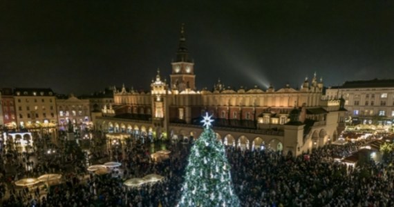 Kraków ma powód do dumy. Brytyjski portal timeout.com uznał choinkę z Rynku Głównego za najpiękniejszą na świecie. Wyprzedziła ona m.in. świąteczne drzewko z Rockefeller Center w Nowym Jorku.