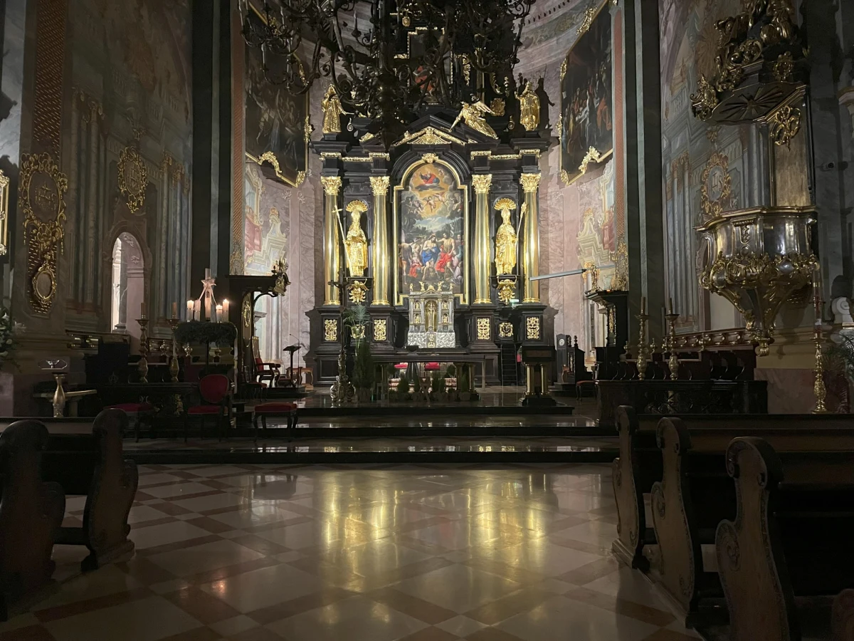 Nie tylko w domach i mieszkaniach zaczynają się przedświąteczne porządki, czyli ta mniej lubiana część przygotowań do Bożego Narodzenia. Wspinając się ze ściereczką do żyrandola i odkrywając nowe formy życia na szczycie kuchennych szafek, pomyślcie sobie, że to drobiazg w porównaniu z wyzwaniami, jakie czekają proboszczów i kościelnych w zabytkowych świątyniach. Chociażby takich jak archikatedra w Lublinie.