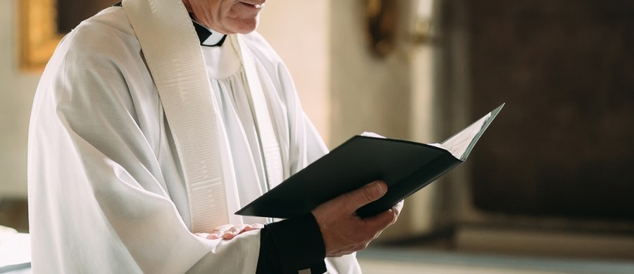 Arcybiskup Stanisław Gądecki rozesłał do wszystkich księży swojej diecezji napisaną przez ojca Wojciecha Surówkę i Karolinę Staszak „Nowennę o czystość kapłanów” z prośbą o jej odmawianie. Nasz dziennikarz Tomasz Terlikowski dotarł do rozesłanego do kapłanów dokumentu. Wizja świata i rzeczywistości, jaka wyłania się z tego dokumentu, zaskakuje.