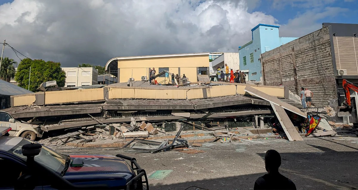 Bardzo silne trzęsienie ziemi nawiedziło w nocy z poniedziałku na wtorek czasu polskiego wyspiarskie państwo Vanuatu na Oceanie Spokojnym. Według agencji Reutera życie straciła co najmniej 1 osoba. Z kolei jedna z agend ONZ poinformowała o sześciu "niepotwierdzonych przypadkach śmierci".