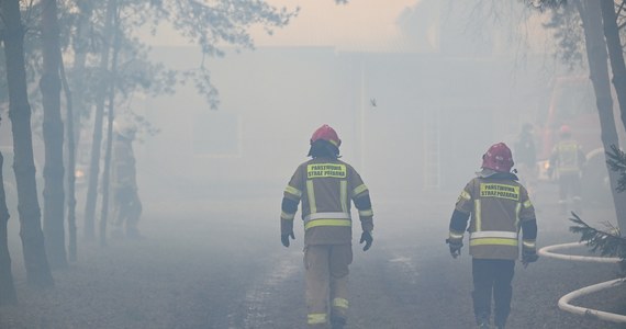 Ponad 100 strażaków walczy z pożarem w miejscowości Pełkinie niedaleko Jarosławia na Podkarpaciu. Płonie dawna hala produkcyjna, która jest obecnie pustostanem.